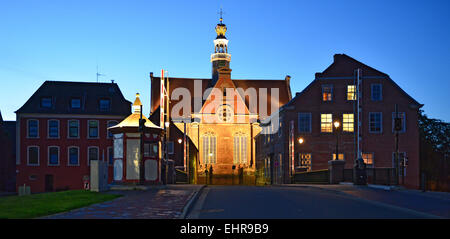 Neue Kirche hinter neuen Klappbrücke beleuchtet auf der roten Siel, Emden, Ostfriesland, Niedersachsen, Deutschland Stockfoto