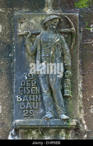 Mann, der eine Spitzhacke und einer Lampe, Relief aus dem Jahr 1929, zum Gedenken an den Bau der Eisenbahn, Hartenstein, Mittelfranken Stockfoto