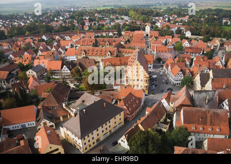 Mit Blick auf die Dächer der mittelalterlichen Stadt, Nördlingen, Bayern, Deutschland Stockfoto