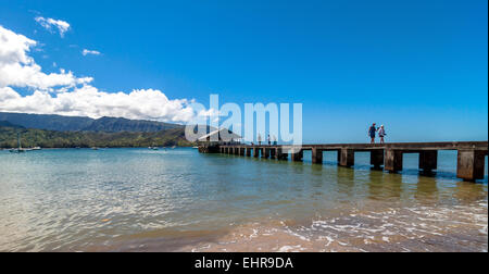 Kauai, HI, Vereinigte Staaten - 31. August 2013: Touristen auf Pier und Baden in Hanalei Bay, Insel Kauai (Hawaii) Stockfoto
