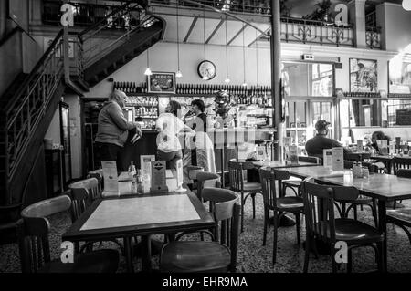 Innenraum von einem Jugendstil-Café in Brüssel, Belgien. Schwarz und weiß. Stockfoto