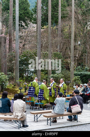 Sanzen im buddhistischen Tempel, Ohara, Japan. Besucher, die einen Dienst im Tempel in den Gärten im Frühjahr Stockfoto