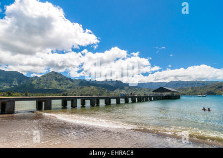 Kauai, HI, Vereinigte Staaten - 31. August 2013: Touristen auf Pier und Baden in Hanalei Bay, Insel Kauai (Hawaii) Stockfoto