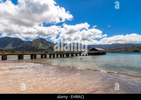Kauai, HI, Vereinigte Staaten - 31. August 2013: Touristen auf Pier und Baden in Hanalei Bay, Insel Kauai (Hawaii) Stockfoto