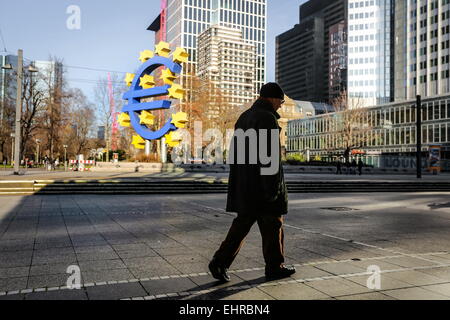 Das Euro-Zeichen außerhalb der Europäischen Zentralbank (EZB) in Frankfurt Am Main-Hessen-Deutschland Stockfoto