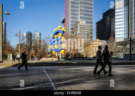 Das Euro-Zeichen außerhalb der Europäischen Zentralbank (EZB) in Frankfurt Am Main-Hessen-Deutschland Stockfoto