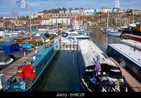 Hausboote auf der Hafenpromenade in Bristol.