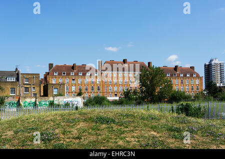 Primel Haus Wohnungen in Peckham, Südlondon, gesehen von der Surrey Canal Walk. Stockfoto