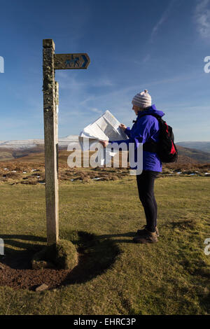 Wanderer lesen Karte, in der Nähe von Bwlch, Brecon Beacons National Park, Powys, Wales, Vereinigtes Königreich, Europa Stockfoto