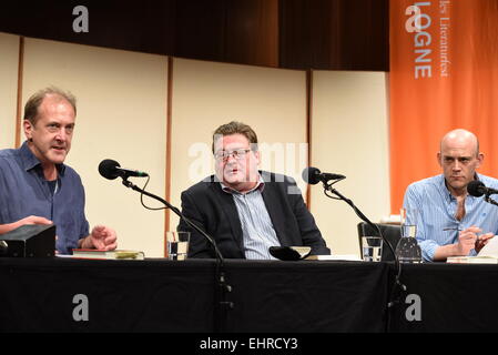 Köln, Deutschland. 16. März 2015. Schottischer Schriftsteller John Burnside liest während des Literaturfestivals Lit.cologne in Köln, 16. März 2015. Nach den Angaben des Festivals ist es das größte Literaturfestival in Europa, und es endet am 21. März 2015. Foto: Horst Galuschka/Dpa/Alamy Live-Nachrichten Stockfoto