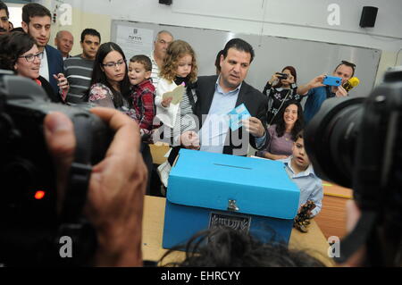 Jerusalem. 17. März 2015. Leiter des israelischen Joint Arab List Ayman Odeh (C) wirft seinen Stimmzettel in einem Wahllokal bei den israelischen Parlamentswahlen in Jerusalem, am 17. März 2015. Israel hielt ihre Parlamentswahlen am Dienstag. Bildnachweis: JINI/Xinhua/Alamy Live-Nachrichten Stockfoto