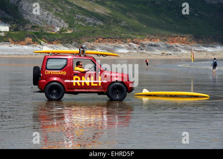 RNLI Rettungsschwimmer im Fahrzeug am Strand Stockfoto