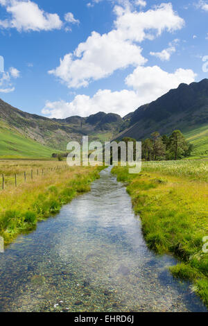 Beautiful Lake District Fluss mit Heuhaufen Berg in der Nähe von Buttermere UK von Peggys Brücke im Sommer Stockfoto