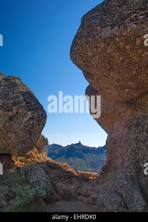 Im Landesinneren Gran Canaria, Wanderweg von Artenara zum Cruz de Tejeda, Roque Nublo, gesehen durch die Felsformationen am anderen sid Stockfoto