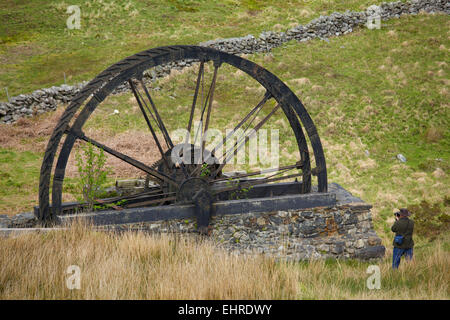 Gwynedd, Snowdonia, Cwm Wimpel - stillgelegten Kupfermine in Cwm Ciprwth, restaurierten Pumpen Rad Stockfoto