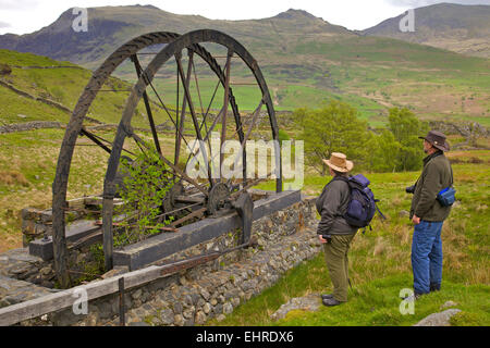 Gwynedd, Snowdonia, Cwm Wimpel - stillgelegten Kupfermine in Cwm Ciprwth, restaurierten Pumpen Rad Stockfoto