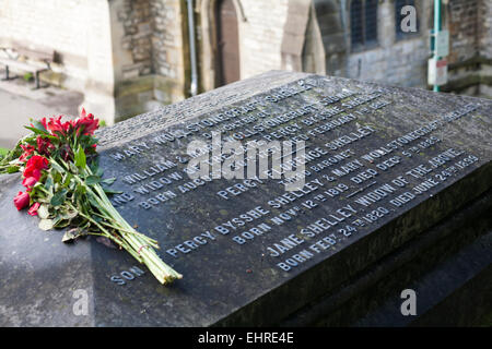 Rote Rosen am Grab von Mary Shelley, Mary Wollstonecraft Shelley, Autorin von Frankenstein, in der St. Peters Church, Bournemouth, Dorset, Großbritannien Stockfoto