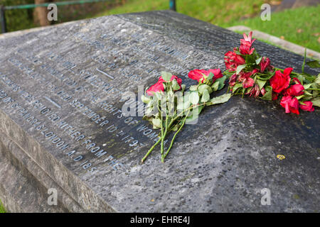 Rote Rosen am Grab von Mary Shelley, Mary Wollstonecraft Shelley, Autorin von Frankenstein, in der St. Peters Church, Bournemouth, Dorset, Großbritannien Stockfoto