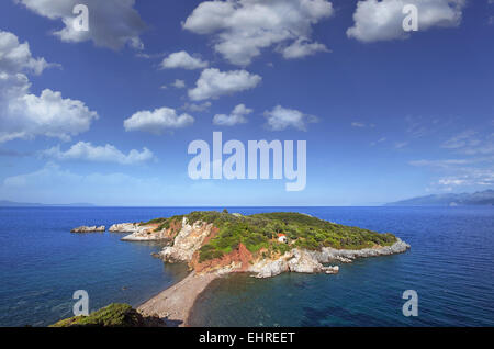 Die Halbinsel und die kleine Kirche des Agios Vasilios in der Nähe von Agia Anna Dorf im nördlichen Evia Island, Griechenland Stockfoto