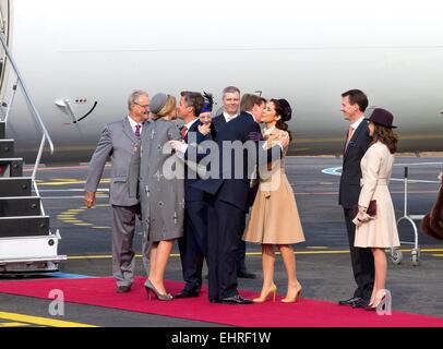 Kopenhagen, Dänemark. 17. März 2015. HM König Willem-Alexander, HM Königin Maxima, Kronprinz Frederik, Kronprinzessin Mary, HM Königin Margrethe, Prinz Henrik, Prinz Joachim und Princess Marie (R) bei der Ankunft auf dem Flughafen Kastrup und die offizielle Zeremonie der 1. Tag der 2 Tage Staatsbesuch des niederländischen Royal paar nach Dänemark. Bildnachweis: Dpa picture Alliance/Alamy Live News Stockfoto