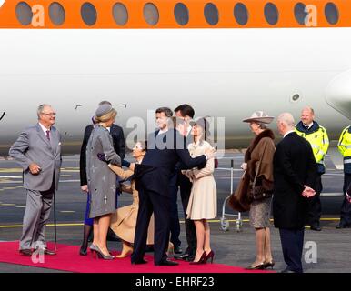 Kopenhagen, Dänemark. 17. März 2015. HM König Willem-Alexander, HM Königin Maxima, Kronprinz Frederik, Kronprinzessin Mary, HM Königin Margrethe, Prinz Henrik, Prinz Joachim und Prinzessin Marie bei der Ankunft auf dem Flughafen Kastrup und die offizielle Zeremonie der 1. Tag der 2 Tage Staatsbesuch des niederländischen Royal paar nach Dänemark. Bildnachweis: Dpa picture Alliance/Alamy Live News Stockfoto