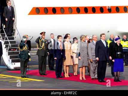 Kopenhagen, Dänemark. 17. März 2015. HM König Willem-Alexander, HM Königin Maxima, Kronprinz Frederik, Kronprinzessin Mary, HM Königin Margrethe, Prinz Henrik, Prinz Joachim und Prinzessin Marie bei der Ankunft auf dem Flughafen Kastrup und die offizielle Zeremonie der 1. Tag der 2 Tage Staatsbesuch des niederländischen Royal paar nach Dänemark. Bildnachweis: Dpa picture Alliance/Alamy Live News Stockfoto