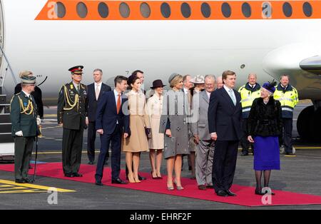 Kopenhagen, Dänemark. 17. März 2015. HM König Willem-Alexander, HM Königin Maxima, Kronprinz Frederik, Kronprinzessin Mary, HM Königin Margrethe, Prinz Henrik, Prinz Joachim und Prinzessin Marie bei der Ankunft auf dem Flughafen Kastrup und die offizielle Zeremonie der 1. Tag der 2 Tage Staatsbesuch des niederländischen Royal paar nach Dänemark. Bildnachweis: Dpa picture Alliance/Alamy Live News Stockfoto