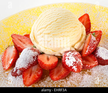Eis mit Erdbeeren Stockfoto