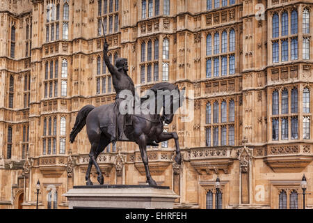 Statue von König Richard i., genannt Löwenherz, an der Palace of Westminster, London, England, UK. Stockfoto