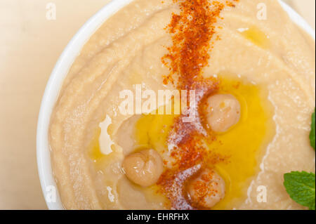 traditionelle Kichererbsen Hummus mit Minze Olivenöl und Paprika obenauf Stockfoto