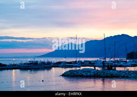 Sonnenuntergang am Yachthafen in Baska Voda, Kroatien Stockfoto