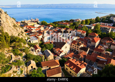Panorama der Altstadt Piraten Omis und Heiligen-Geist-Kirche, Kroatien Stockfoto