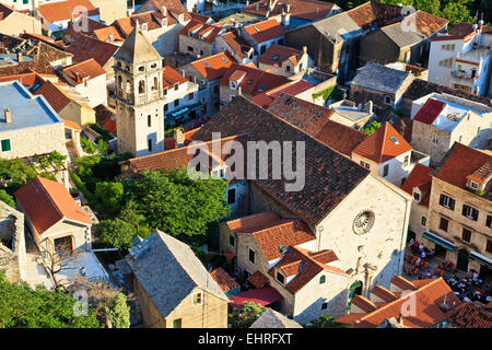 Panorama der Altstadt Omis und Heiligen-Geist-Kirche, Kroatien Stockfoto