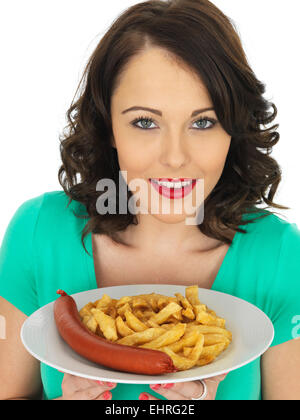 Sicher glückliche junge Frau das Essen authentisch Chip Shop Takeaway Saveloy Würstchen und Chips Isoliert gegen einen weißen Hintergrund mit einen Freistellungspfad Stockfoto