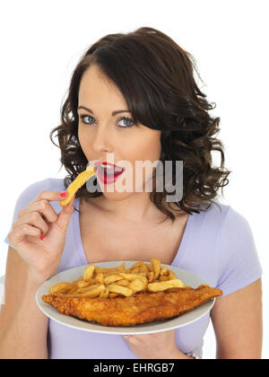 Positive selbstbewussten jungen Frau Essen traditionelle Chip Shop Takeaway Fish und Chips Isoliert gegen einen weißen Hintergrund mit einen Freistellungspfad Stockfoto