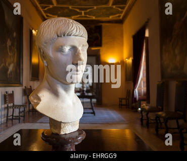 Marmorbüste des römischen Kaisers Trajan Traianus, der in Sevilla in Spanien geboren wurde. Palacio La Casa de Pilatos, Palast des Pilate-Hauses Stockfoto