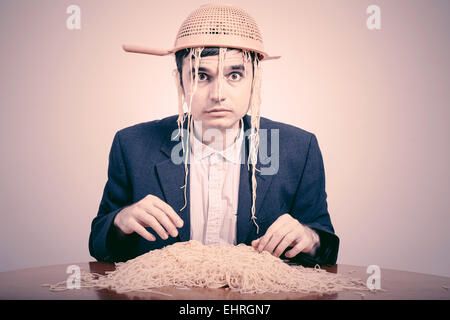 Lustige Pastafarian mit Sieb und Pasta. Stockfoto