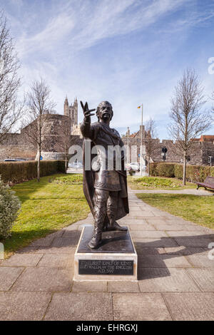 König Ethelbert von Kent, von Stephen Melton und die Stadtmauer von Canterbury und die Kathedrale von Canterbury. Stockfoto