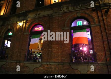 Sydney, Australien. 17. März 2015. Irische Nachtschwärmer feierte St. Patricks Day in Sydney in Kneipen betrinken. Abgebildet ist der 3 Wise Monkeys Pub bei 555 George Street. Bildnachweis: Richard Milnes/Alamy Live-Nachrichten Stockfoto