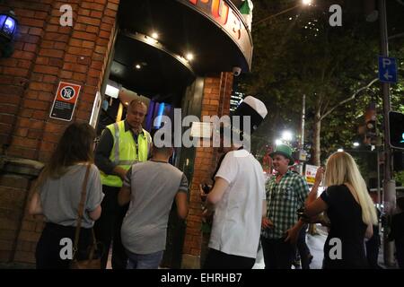 Sydney, Australien. 17. März 2015. Irische Nachtschwärmer feierte St. Patricks Day in Sydney in Kneipen betrinken. Abgebildet ist der 3 Wise Monkeys Pub bei 555 George Street. Bildnachweis: Richard Milnes/Alamy Live-Nachrichten Stockfoto