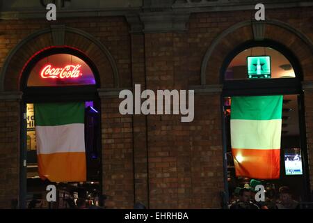 Sydney, Australien. 17. März 2015. Irische Nachtschwärmer feierte St. Patricks Day in Sydney in Kneipen betrinken. Abgebildet ist der 3 Wise Monkeys Pub bei 555 George Street. Bildnachweis: Richard Milnes/Alamy Live-Nachrichten Stockfoto