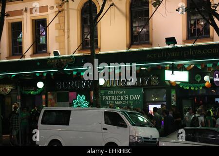 Sydney, Australien. 17. März 2015. Irische Nachtschwärmer feierte St. Patricks Day in Sydney in Kneipen betrinken. Abgebildet ist Scruffy Murphy's Hotel bei 43-49 Goulburn Street. Bildnachweis: Richard Milnes/Alamy Live-Nachrichten Stockfoto