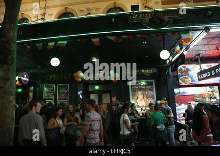 Sydney, Australien. 17. März 2015. Irische Nachtschwärmer feierte St. Patricks Day in Sydney in Kneipen betrinken. Abgebildet ist Scruffy Murphy's Hotel bei 43-49 Goulburn Street. Bildnachweis: Richard Milnes/Alamy Live-Nachrichten Stockfoto