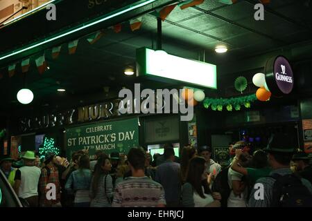 Sydney, Australien. 17. März 2015. Irische Nachtschwärmer feierte St. Patricks Day in Sydney in Kneipen betrinken. Abgebildet ist Scruffy Murphy's Hotel bei 43-49 Goulburn Street. Bildnachweis: Richard Milnes/Alamy Live-Nachrichten Stockfoto