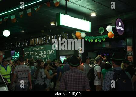 Sydney, Australien. 17. März 2015. Irische Nachtschwärmer feierte St. Patricks Day in Sydney in Kneipen betrinken. Abgebildet ist Scruffy Murphy's Hotel bei 43-49 Goulburn Street. Bildnachweis: Richard Milnes/Alamy Live-Nachrichten Stockfoto