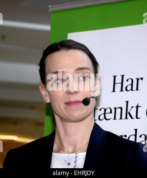 Kopenhagen, Dänemark. 17. März 2015. Ms.Kristen Brosbol, dänischer Minister für Umwelt und Sozialdemokraten enthüllt neuen dänischen NGO durch den Namen "Think Tank" in Kopenhagen. Schwester Organisation des Consumer advisory Council think-Tank, anderen Gästen Ajna Philip Vorsitzende des Beirats der Verbraucher und Ms.Lone Loklint, dänischer Politiker und Mitglied des dänischen Parlaments waren. Bildnachweis: Francis Dean/Alamy Live-Nachrichten Stockfoto