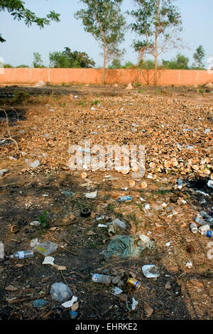 Ein offenes Feld ist übersät mit Müll und Kokosnuss-Schalen in Skun, Provinz Kampong Cham, Kambodscha. Stockfoto