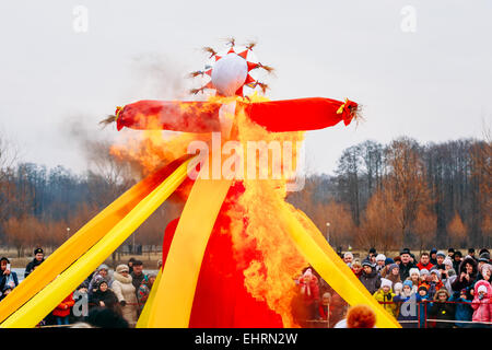 GOMEL, Weißrussland - 21. Februar 2014: Burning Bildnisse Stroh gewidmet Masleniza in Feuer auf den traditionellen Urlaub der approa Stockfoto