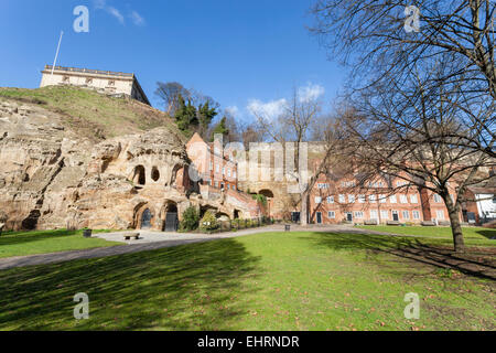 Brewhouse Yard, Nottingham, England, UK. Das Museum von Nottingham Leben und Rock Cottage sind gegen Castle Rock auf dem Nottingham Castle. Stockfoto