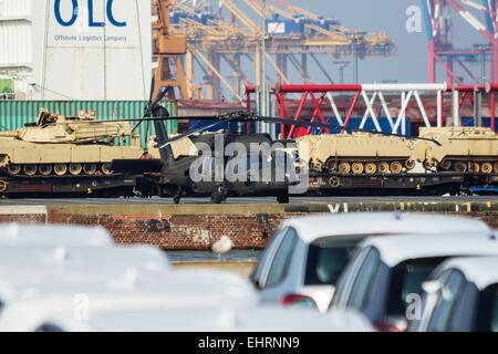 Bremerhaven, Deutschland. 16. März 2015. Kettenfahrzeuge und Hubschrauber der US-Streitkräfte im ABC-Terminal des internationalen Hafen in Bremerhaven, Deutschland, 16. März 2015 stehen. Den USA Kräfte übertragen militärischen Ausrüstung für die Übungen in Europa im Hafen von Bremerhaven. Die Bradley Kampffahrzeuge, M1 Abrams Kampfpanzer, Paladin Haubitzen, Geländewagen und LKW, die per Schiff nach Deutschland transportiert wurden, werden auf Züge für den Weitertransport unter strengen Sicherheitsvorkehrungen übertragen. Foto: FRM/Dpa/Alamy Live News Stockfoto